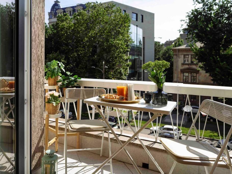 Bright 2Br Apartment - Top Location - City Balcony Bukarest Kültér fotó