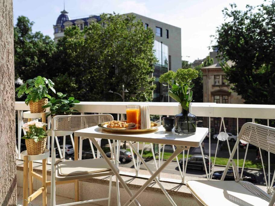 Bright 2Br Apartment - Top Location - City Balcony Bukarest Kültér fotó
