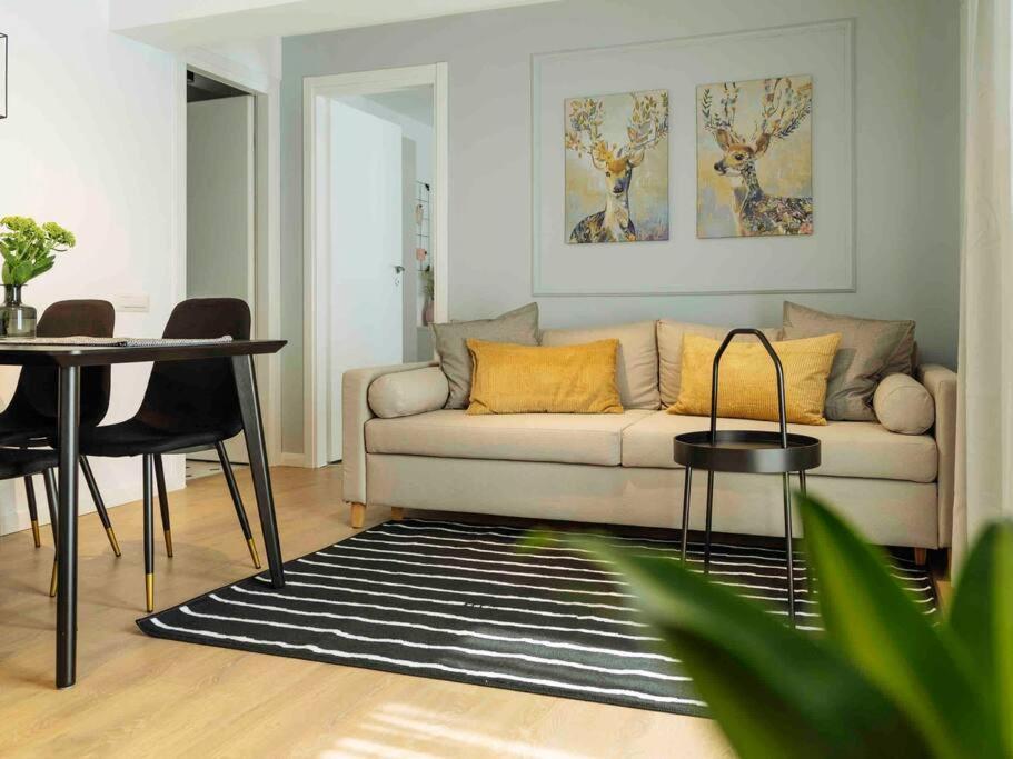 Bright 2Br Apartment - Top Location - City Balcony Bukarest Kültér fotó