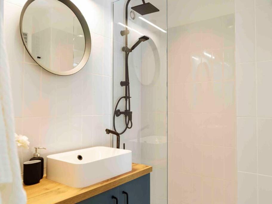 Bright 2Br Apartment - Top Location - City Balcony Bukarest Kültér fotó